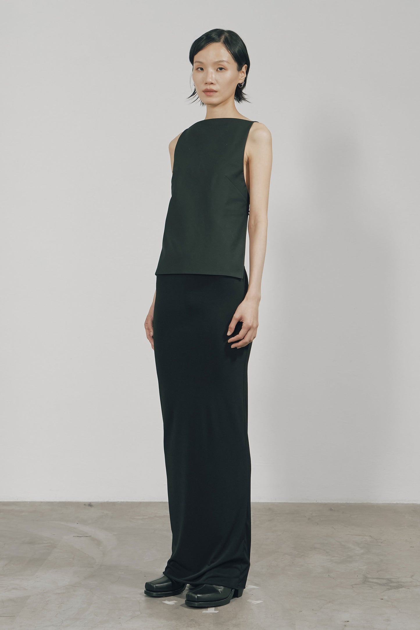 BLACK COTTON TWILL OPEN BACK TOP