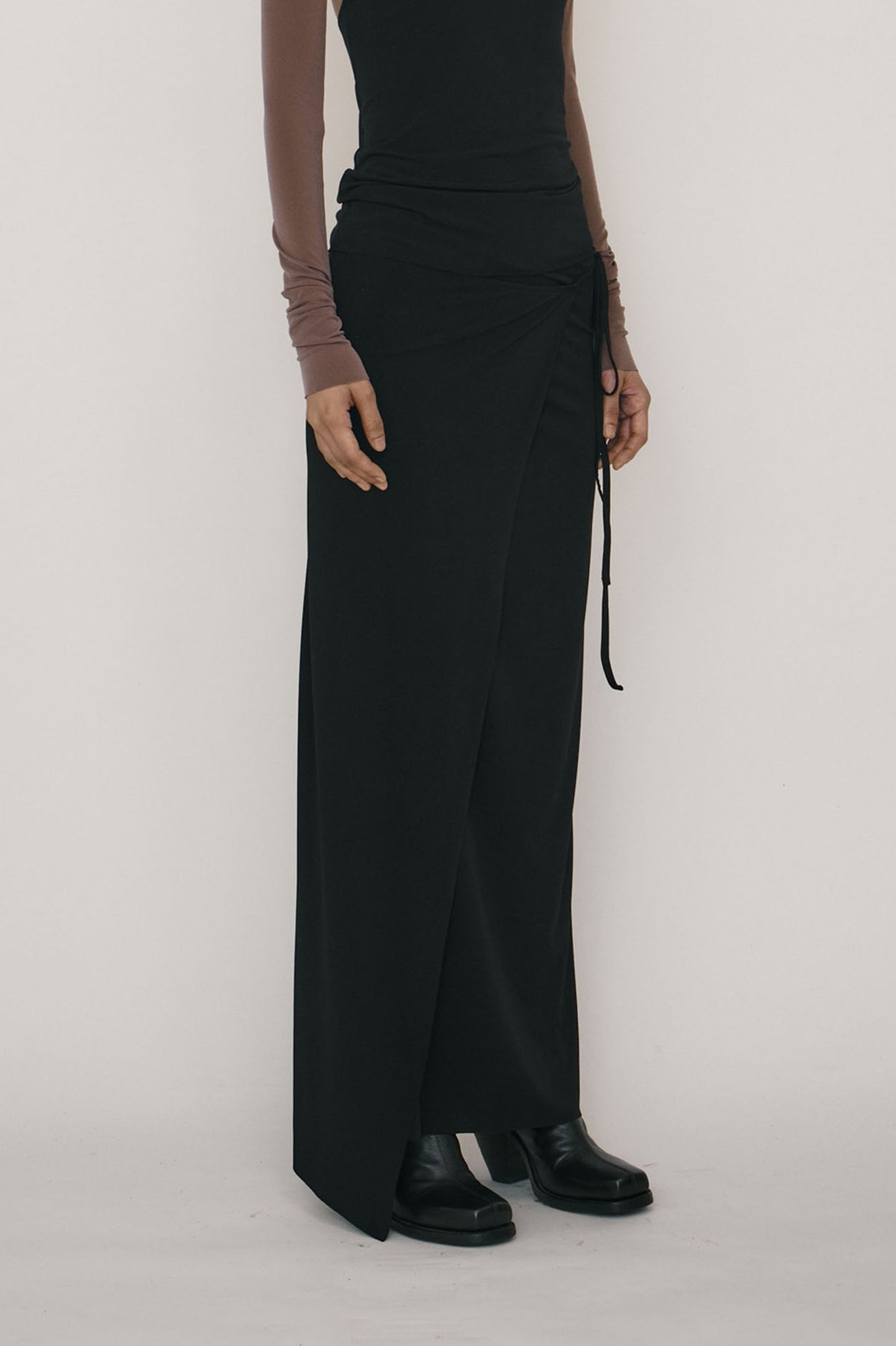BLACK ONE-PIECE WRAP SKIRT